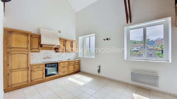 En exclusivité, à Équeurdreville, découvrez cet appartement en duplex d’environ 108 m², idéalement situé au sein d’une résidence sécurisée avec portail motorisé et place de stationnement privative.

Au premier niveau, une entrée avec placard dessert une spacieuse et lumineuse pièce de vie composée d’une cuisine aménagée et équipée ouverte sur un vaste salon-séjour. Ce niveau comprend également une chambre, une salle d’eau et un WC indépendant.

À l’étage, une belle mezzanine offre de nombreuses possibilités d’aménagement : espace bureau, salon de lecture ou création d’une quatrième chambre. Ce niveau dispose également de deux chambres supplémentaires, d’une pièce d’eau et d’un WC.

Les atouts de ce bien :

Emplacement recherché
Résidence sécurisée
Place de stationnement privative
Beaux volumes
Appartement lumineux
Huisseries PVC
Isolation déjà réalisée
Habitable immédiatement

Travaux à prévoir :

Remplacement des radiateurs
Rafraîchissement de la cuisine et des pièces d’eau

Un bien rare par sa superficie et sa situation, idéal pour une famille ou pour ceux qui recherchent de beaux espaces de vie.

Ne tardez pas à organiser une visite.