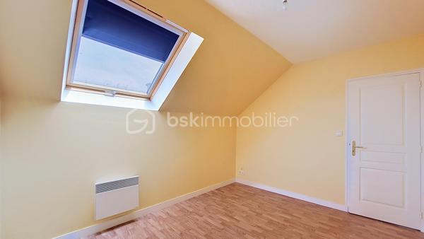 En exclusivité, à Équeurdreville, découvrez cet appartement en duplex d’environ 108 m², idéalement situé au sein d’une résidence sécurisée avec portail motorisé et place de stationnement privative.

Au premier niveau, une entrée avec placard dessert une spacieuse et lumineuse pièce de vie composée d’une cuisine aménagée et équipée ouverte sur un vaste salon-séjour. Ce niveau comprend également une chambre, une salle d’eau et un WC indépendant.

À l’étage, une belle mezzanine offre de nombreuses possibilités d’aménagement : espace bureau, salon de lecture ou création d’une quatrième chambre. Ce niveau dispose également de deux chambres supplémentaires, d’une pièce d’eau et d’un WC.

Les atouts de ce bien :

Emplacement recherché
Résidence sécurisée
Place de stationnement privative
Beaux volumes
Appartement lumineux
Huisseries PVC
Isolation déjà réalisée
Habitable immédiatement

Travaux à prévoir :

Remplacement des radiateurs
Rafraîchissement de la cuisine et des pièces d’eau

Un bien rare par sa superficie et sa situation, idéal pour une famille ou pour ceux qui recherchent de beaux espaces de vie.

Ne tardez pas à organiser une visite.