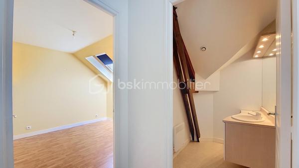 En exclusivité, à Équeurdreville, découvrez cet appartement en duplex d’environ 108 m², idéalement situé au sein d’une résidence sécurisée avec portail motorisé et place de stationnement privative.

Au premier niveau, une entrée avec placard dessert une spacieuse et lumineuse pièce de vie composée d’une cuisine aménagée et équipée ouverte sur un vaste salon-séjour. Ce niveau comprend également une chambre, une salle d’eau et un WC indépendant.

À l’étage, une belle mezzanine offre de nombreuses possibilités d’aménagement : espace bureau, salon de lecture ou création d’une quatrième chambre. Ce niveau dispose également de deux chambres supplémentaires, d’une pièce d’eau et d’un WC.

Les atouts de ce bien :

Emplacement recherché
Résidence sécurisée
Place de stationnement privative
Beaux volumes
Appartement lumineux
Huisseries PVC
Isolation déjà réalisée
Habitable immédiatement

Travaux à prévoir :

Remplacement des radiateurs
Rafraîchissement de la cuisine et des pièces d’eau

Un bien rare par sa superficie et sa situation, idéal pour une famille ou pour ceux qui recherchent de beaux espaces de vie.

Ne tardez pas à organiser une visite.