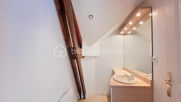 En exclusivité, à Équeurdreville, découvrez cet appartement en duplex d’environ 108 m², idéalement situé au sein d’une résidence sécurisée avec portail motorisé et place de stationnement privative.

Au premier niveau, une entrée avec placard dessert une spacieuse et lumineuse pièce de vie composée d’une cuisine aménagée et équipée ouverte sur un vaste salon-séjour. Ce niveau comprend également une chambre, une salle d’eau et un WC indépendant.

À l’étage, une belle mezzanine offre de nombreuses possibilités d’aménagement : espace bureau, salon de lecture ou création d’une quatrième chambre. Ce niveau dispose également de deux chambres supplémentaires, d’une pièce d’eau et d’un WC.

Les atouts de ce bien :

Emplacement recherché
Résidence sécurisée
Place de stationnement privative
Beaux volumes
Appartement lumineux
Huisseries PVC
Isolation déjà réalisée
Habitable immédiatement

Travaux à prévoir :

Remplacement des radiateurs
Rafraîchissement de la cuisine et des pièces d’eau

Un bien rare par sa superficie et sa situation, idéal pour une famille ou pour ceux qui recherchent de beaux espaces de vie.

Ne tardez pas à organiser une visite.