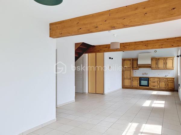 En exclusivité, à Équeurdreville, découvrez cet appartement en duplex d’environ 108 m², idéalement situé au sein d’une résidence sécurisée avec portail motorisé et place de stationnement privative.

Au premier niveau, une entrée avec placard dessert une spacieuse et lumineuse pièce de vie composée d’une cuisine aménagée et équipée ouverte sur un vaste salon-séjour. Ce niveau comprend également une chambre, une salle d’eau et un WC indépendant.

À l’étage, une belle mezzanine offre de nombreuses possibilités d’aménagement : espace bureau, salon de lecture ou création d’une quatrième chambre. Ce niveau dispose également de deux chambres supplémentaires, d’une pièce d’eau et d’un WC.

Les atouts de ce bien :

Emplacement recherché
Résidence sécurisée
Place de stationnement privative
Beaux volumes
Appartement lumineux
Huisseries PVC
Isolation déjà réalisée
Habitable immédiatement

Travaux à prévoir :

Remplacement des radiateurs
Rafraîchissement de la cuisine et des pièces d’eau

Un bien rare par sa superficie et sa situation, idéal pour une famille ou pour ceux qui recherchent de beaux espaces de vie.

Ne tardez pas à organiser une visite.