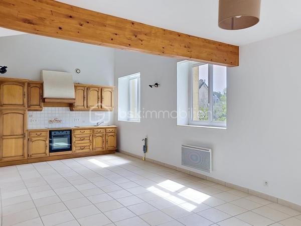En exclusivité, à Équeurdreville, découvrez cet appartement en duplex d’environ 108 m², idéalement situé au sein d’une résidence sécurisée avec portail motorisé et place de stationnement privative.

Au premier niveau, une entrée avec placard dessert une spacieuse et lumineuse pièce de vie composée d’une cuisine aménagée et équipée ouverte sur un vaste salon-séjour. Ce niveau comprend également une chambre, une salle d’eau et un WC indépendant.

À l’étage, une belle mezzanine offre de nombreuses possibilités d’aménagement : espace bureau, salon de lecture ou création d’une quatrième chambre. Ce niveau dispose également de deux chambres supplémentaires, d’une pièce d’eau et d’un WC.

Les atouts de ce bien :

Emplacement recherché
Résidence sécurisée
Place de stationnement privative
Beaux volumes
Appartement lumineux
Huisseries PVC
Isolation déjà réalisée
Habitable immédiatement

Travaux à prévoir :

Remplacement des radiateurs
Rafraîchissement de la cuisine et des pièces d’eau

Un bien rare par sa superficie et sa situation, idéal pour une famille ou pour ceux qui recherchent de beaux espaces de vie.

Ne tardez pas à organiser une visite.