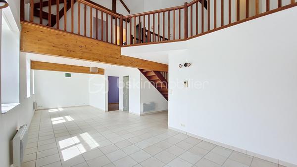 En exclusivité, à Équeurdreville, découvrez cet appartement en duplex d’environ 108 m², idéalement situé au sein d’une résidence sécurisée avec portail motorisé et place de stationnement privative.

Au premier niveau, une entrée avec placard dessert une spacieuse et lumineuse pièce de vie composée d’une cuisine aménagée et équipée ouverte sur un vaste salon-séjour. Ce niveau comprend également une chambre, une salle d’eau et un WC indépendant.

À l’étage, une belle mezzanine offre de nombreuses possibilités d’aménagement : espace bureau, salon de lecture ou création d’une quatrième chambre. Ce niveau dispose également de deux chambres supplémentaires, d’une pièce d’eau et d’un WC.

Les atouts de ce bien :

Emplacement recherché
Résidence sécurisée
Place de stationnement privative
Beaux volumes
Appartement lumineux
Huisseries PVC
Isolation déjà réalisée
Habitable immédiatement

Travaux à prévoir :

Remplacement des radiateurs
Rafraîchissement de la cuisine et des pièces d’eau

Un bien rare par sa superficie et sa situation, idéal pour une famille ou pour ceux qui recherchent de beaux espaces de vie.

Ne tardez pas à organiser une visite.