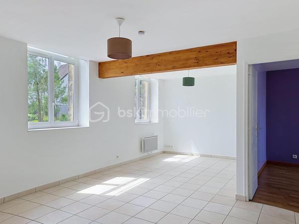 En exclusivité, à Équeurdreville, découvrez cet appartement en duplex d’environ 108 m², idéalement situé au sein d’une résidence sécurisée avec portail motorisé et place de stationnement privative.

Au premier niveau, une entrée avec placard dessert une spacieuse et lumineuse pièce de vie composée d’une cuisine aménagée et équipée ouverte sur un vaste salon-séjour. Ce niveau comprend également une chambre, une salle d’eau et un WC indépendant.

À l’étage, une belle mezzanine offre de nombreuses possibilités d’aménagement : espace bureau, salon de lecture ou création d’une quatrième chambre. Ce niveau dispose également de deux chambres supplémentaires, d’une pièce d’eau et d’un WC.

Les atouts de ce bien :

Emplacement recherché
Résidence sécurisée
Place de stationnement privative
Beaux volumes
Appartement lumineux
Huisseries PVC
Isolation déjà réalisée
Habitable immédiatement

Travaux à prévoir :

Remplacement des radiateurs
Rafraîchissement de la cuisine et des pièces d’eau

Un bien rare par sa superficie et sa situation, idéal pour une famille ou pour ceux qui recherchent de beaux espaces de vie.

Ne tardez pas à organiser une visite.