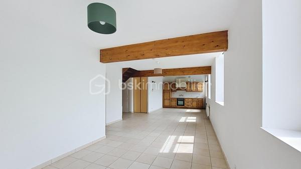 En exclusivité, à Équeurdreville, découvrez cet appartement en duplex d’environ 108 m², idéalement situé au sein d’une résidence sécurisée avec portail motorisé et place de stationnement privative.

Au premier niveau, une entrée avec placard dessert une spacieuse et lumineuse pièce de vie composée d’une cuisine aménagée et équipée ouverte sur un vaste salon-séjour. Ce niveau comprend également une chambre, une salle d’eau et un WC indépendant.

À l’étage, une belle mezzanine offre de nombreuses possibilités d’aménagement : espace bureau, salon de lecture ou création d’une quatrième chambre. Ce niveau dispose également de deux chambres supplémentaires, d’une pièce d’eau et d’un WC.

Les atouts de ce bien :

Emplacement recherché
Résidence sécurisée
Place de stationnement privative
Beaux volumes
Appartement lumineux
Huisseries PVC
Isolation déjà réalisée
Habitable immédiatement

Travaux à prévoir :

Remplacement des radiateurs
Rafraîchissement de la cuisine et des pièces d’eau

Un bien rare par sa superficie et sa situation, idéal pour une famille ou pour ceux qui recherchent de beaux espaces de vie.

Ne tardez pas à organiser une visite.