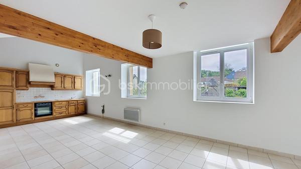En exclusivité, à Équeurdreville, découvrez cet appartement en duplex d’environ 108 m², idéalement situé au sein d’une résidence sécurisée avec portail motorisé et place de stationnement privative.

Au premier niveau, une entrée avec placard dessert une spacieuse et lumineuse pièce de vie composée d’une cuisine aménagée et équipée ouverte sur un vaste salon-séjour. Ce niveau comprend également une chambre, une salle d’eau et un WC indépendant.

À l’étage, une belle mezzanine offre de nombreuses possibilités d’aménagement : espace bureau, salon de lecture ou création d’une quatrième chambre. Ce niveau dispose également de deux chambres supplémentaires, d’une pièce d’eau et d’un WC.

Les atouts de ce bien :

Emplacement recherché
Résidence sécurisée
Place de stationnement privative
Beaux volumes
Appartement lumineux
Huisseries PVC
Isolation déjà réalisée
Habitable immédiatement

Travaux à prévoir :

Remplacement des radiateurs
Rafraîchissement de la cuisine et des pièces d’eau

Un bien rare par sa superficie et sa situation, idéal pour une famille ou pour ceux qui recherchent de beaux espaces de vie.

Ne tardez pas à organiser une visite.