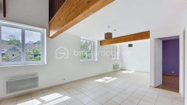 En exclusivité, à Équeurdreville, découvrez cet appartement en duplex d’environ 108 m², idéalement situé au sein d’une résidence sécurisée avec portail motorisé et place de stationnement privative.

Au premier niveau, une entrée avec placard dessert une spacieuse et lumineuse pièce de vie composée d’une cuisine aménagée et équipée ouverte sur un vaste salon-séjour. Ce niveau comprend également une chambre, une salle d’eau et un WC indépendant.

À l’étage, une belle mezzanine offre de nombreuses possibilités d’aménagement : espace bureau, salon de lecture ou création d’une quatrième chambre. Ce niveau dispose également de deux chambres supplémentaires, d’une pièce d’eau et d’un WC.

Les atouts de ce bien :

Emplacement recherché
Résidence sécurisée
Place de stationnement privative
Beaux volumes
Appartement lumineux
Huisseries PVC
Isolation déjà réalisée
Habitable immédiatement

Travaux à prévoir :

Remplacement des radiateurs
Rafraîchissement de la cuisine et des pièces d’eau

Un bien rare par sa superficie et sa situation, idéal pour une famille ou pour ceux qui recherchent de beaux espaces de vie.

Ne tardez pas à organiser une visite.