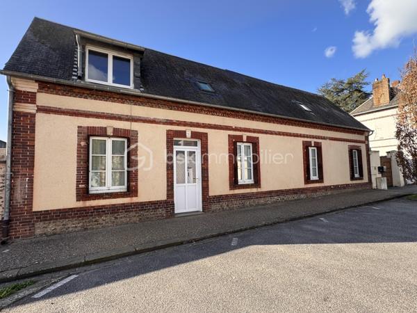 Je vous propose en exclusivité ce bien avec un grand terrain en plein centre ville. Située à 2 minutes à pied des commerces, une maison de 95 m² habitables sur un terrain clos et emmuré de 920 m².
Un bien rare en centre-ville alliant confort immédiat et fort potentiel d'agrandissement.
LE REZ-DE-CHAUSSÉE (Rénové)
• Entrée desservant un salon séjour lumineux avec poêle à pellets.
• Cuisine ouverte aménagée et équipée avec baie vitrée sur jardin.
• 2 chambres, salle d’eau avec WC.
• Huisseries : Double vitrage PVC.
L’ÉTAGE (À aménager)
• Surface supplémentaire prête à être investie. Possibilité de faire plusieurs chambres, salle de bain et wc
• Électricité, eau et évacuations déjà en place.
• Charpente saine, couverture à prévoir.
EXTÉRIEUR
• Terrain de 920 m² entièrement clos de murs.
• Dépendance sur le terrain.
• Assainissement : Tout-à-l’égout.
Travaux récents : isolation, fenêtres, poêle, cuisine (Cuisinella), salle d'eau, électricité, plomberie.
Un projet idéal pour finir de créer une grande maison familiale à votre image. La base est saine, les réseaux sont tirés à l'étage. 
Vous souhaitez visiter ? contactez moi au 06 79 65 81 27
