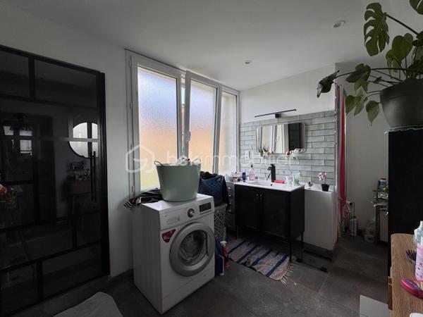 Je vous propose en exclusivité ce bien avec un grand terrain en plein centre ville. Située à 2 minutes à pied des commerces, une maison de 95 m² habitables sur un terrain clos et emmuré de 920 m².
Un bien rare en centre-ville alliant confort immédiat et fort potentiel d'agrandissement.
LE REZ-DE-CHAUSSÉE (Rénové)
• Entrée desservant un salon séjour lumineux avec poêle à pellets.
• Cuisine ouverte aménagée et équipée avec baie vitrée sur jardin.
• 2 chambres, salle d’eau avec WC.
• Huisseries : Double vitrage PVC.
L’ÉTAGE (À aménager)
• Surface supplémentaire prête à être investie. Possibilité de faire plusieurs chambres, salle de bain et wc
• Électricité, eau et évacuations déjà en place.
• Charpente saine, couverture à prévoir.
EXTÉRIEUR
• Terrain de 920 m² entièrement clos de murs.
• Dépendance sur le terrain.
• Assainissement : Tout-à-l’égout.
Travaux récents : isolation, fenêtres, poêle, cuisine (Cuisinella), salle d'eau, électricité, plomberie.
Un projet idéal pour finir de créer une grande maison familiale à votre image. La base est saine, les réseaux sont tirés à l'étage. 
Vous souhaitez visiter ? contactez moi au 06 79 65 81 27