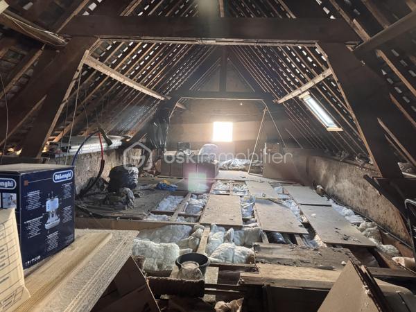 Je vous propose en exclusivité ce bien avec un grand terrain en plein centre ville. Située à 2 minutes à pied des commerces, une maison de 95 m² habitables sur un terrain clos et emmuré de 920 m².
Un bien rare en centre-ville alliant confort immédiat et fort potentiel d'agrandissement.
LE REZ-DE-CHAUSSÉE (Rénové)
• Entrée desservant un salon séjour lumineux avec poêle à pellets.
• Cuisine ouverte aménagée et équipée avec baie vitrée sur jardin.
• 2 chambres, salle d’eau avec WC.
• Huisseries : Double vitrage PVC.
L’ÉTAGE (À aménager)
• Surface supplémentaire prête à être investie. Possibilité de faire plusieurs chambres, salle de bain et wc
• Électricité, eau et évacuations déjà en place.
• Charpente saine, couverture à prévoir.
EXTÉRIEUR
• Terrain de 920 m² entièrement clos de murs.
• Dépendance sur le terrain.
• Assainissement : Tout-à-l’égout.
Travaux récents : isolation, fenêtres, poêle, cuisine (Cuisinella), salle d'eau, électricité, plomberie.
Un projet idéal pour finir de créer une grande maison familiale à votre image. La base est saine, les réseaux sont tirés à l'étage. 
Vous souhaitez visiter ? contactez moi au 06 79 65 81 27