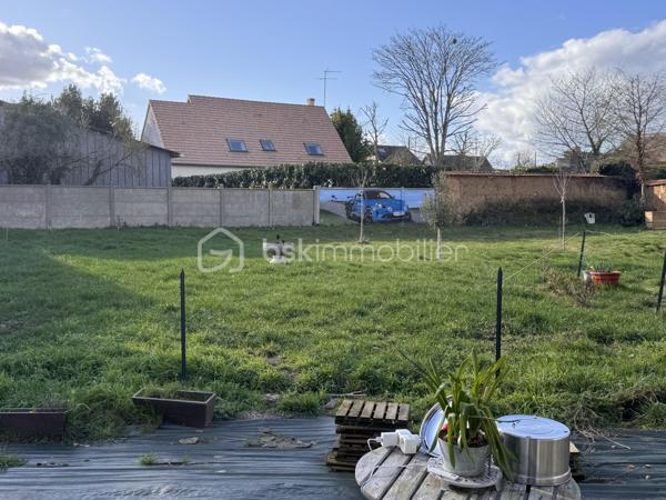 Je vous propose en exclusivité ce bien avec un grand terrain en plein centre ville. Située à 2 minutes à pied des commerces, une maison de 95 m² habitables sur un terrain clos et emmuré de 920 m².
Un bien rare en centre-ville alliant confort immédiat et fort potentiel d'agrandissement.
LE REZ-DE-CHAUSSÉE (Rénové)
• Entrée desservant un salon séjour lumineux avec poêle à pellets.
• Cuisine ouverte aménagée et équipée avec baie vitrée sur jardin.
• 2 chambres, salle d’eau avec WC.
• Huisseries : Double vitrage PVC.
L’ÉTAGE (À aménager)
• Surface supplémentaire prête à être investie. Possibilité de faire plusieurs chambres, salle de bain et wc
• Électricité, eau et évacuations déjà en place.
• Charpente saine, couverture à prévoir.
EXTÉRIEUR
• Terrain de 920 m² entièrement clos de murs.
• Dépendance sur le terrain.
• Assainissement : Tout-à-l’égout.
Travaux récents : isolation, fenêtres, poêle, cuisine (Cuisinella), salle d'eau, électricité, plomberie.
Un projet idéal pour finir de créer une grande maison familiale à votre image. La base est saine, les réseaux sont tirés à l'étage. 
Vous souhaitez visiter ? contactez moi au 06 79 65 81 27