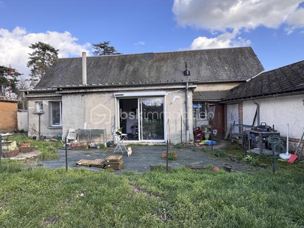 Je vous propose en exclusivité ce bien avec un grand terrain en plein centre ville. Située à 2 minutes à pied des commerces, une maison de 95 m² habitables sur un terrain clos et emmuré de 920 m².
Un bien rare en centre-ville alliant confort immédiat et fort potentiel d'agrandissement.
LE REZ-DE-CHAUSSÉE (Rénové)
• Entrée desservant un salon séjour lumineux avec poêle à pellets.
• Cuisine ouverte aménagée et équipée avec baie vitrée sur jardin.
• 2 chambres, salle d’eau avec WC.
• Huisseries : Double vitrage PVC.
L’ÉTAGE (À aménager)
• Surface supplémentaire prête à être investie. Possibilité de faire plusieurs chambres, salle de bain et wc
• Électricité, eau et évacuations déjà en place.
• Charpente saine, couverture à prévoir.
EXTÉRIEUR
• Terrain de 920 m² entièrement clos de murs.
• Dépendance sur le terrain.
• Assainissement : Tout-à-l’égout.
Travaux récents : isolation, fenêtres, poêle, cuisine (Cuisinella), salle d'eau, électricité, plomberie.
Un projet idéal pour finir de créer une grande maison familiale à votre image. La base est saine, les réseaux sont tirés à l'étage. 
Vous souhaitez visiter ? contactez moi au 06 79 65 81 27