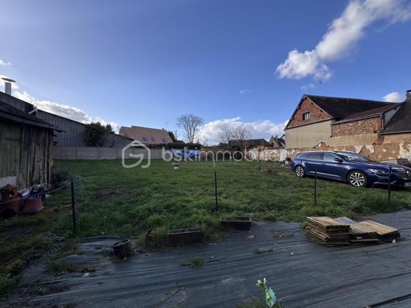 Je vous propose en exclusivité ce bien avec un grand terrain en plein centre ville. Située à 2 minutes à pied des commerces, une maison de 95 m² habitables sur un terrain clos et emmuré de 920 m².
Un bien rare en centre-ville alliant confort immédiat et fort potentiel d'agrandissement.
LE REZ-DE-CHAUSSÉE (Rénové)
• Entrée desservant un salon séjour lumineux avec poêle à pellets.
• Cuisine ouverte aménagée et équipée avec baie vitrée sur jardin.
• 2 chambres, salle d’eau avec WC.
• Huisseries : Double vitrage PVC.
L’ÉTAGE (À aménager)
• Surface supplémentaire prête à être investie. Possibilité de faire plusieurs chambres, salle de bain et wc
• Électricité, eau et évacuations déjà en place.
• Charpente saine, couverture à prévoir.
EXTÉRIEUR
• Terrain de 920 m² entièrement clos de murs.
• Dépendance sur le terrain.
• Assainissement : Tout-à-l’égout.
Travaux récents : isolation, fenêtres, poêle, cuisine (Cuisinella), salle d'eau, électricité, plomberie.
Un projet idéal pour finir de créer une grande maison familiale à votre image. La base est saine, les réseaux sont tirés à l'étage. 
Vous souhaitez visiter ? contactez moi au 06 79 65 81 27