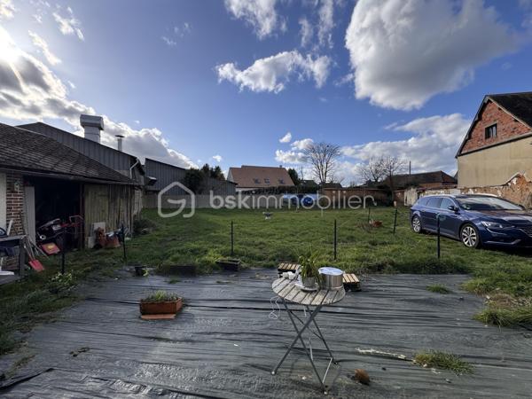 Je vous propose en exclusivité ce bien avec un grand terrain en plein centre ville. Située à 2 minutes à pied des commerces, une maison de 95 m² habitables sur un terrain clos et emmuré de 920 m².
Un bien rare en centre-ville alliant confort immédiat et fort potentiel d'agrandissement.
LE REZ-DE-CHAUSSÉE (Rénové)
• Entrée desservant un salon séjour lumineux avec poêle à pellets.
• Cuisine ouverte aménagée et équipée avec baie vitrée sur jardin.
• 2 chambres, salle d’eau avec WC.
• Huisseries : Double vitrage PVC.
L’ÉTAGE (À aménager)
• Surface supplémentaire prête à être investie. Possibilité de faire plusieurs chambres, salle de bain et wc
• Électricité, eau et évacuations déjà en place.
• Charpente saine, couverture à prévoir.
EXTÉRIEUR
• Terrain de 920 m² entièrement clos de murs.
• Dépendance sur le terrain.
• Assainissement : Tout-à-l’égout.
Travaux récents : isolation, fenêtres, poêle, cuisine (Cuisinella), salle d'eau, électricité, plomberie.
Un projet idéal pour finir de créer une grande maison familiale à votre image. La base est saine, les réseaux sont tirés à l'étage. 
Vous souhaitez visiter ? contactez moi au 06 79 65 81 27