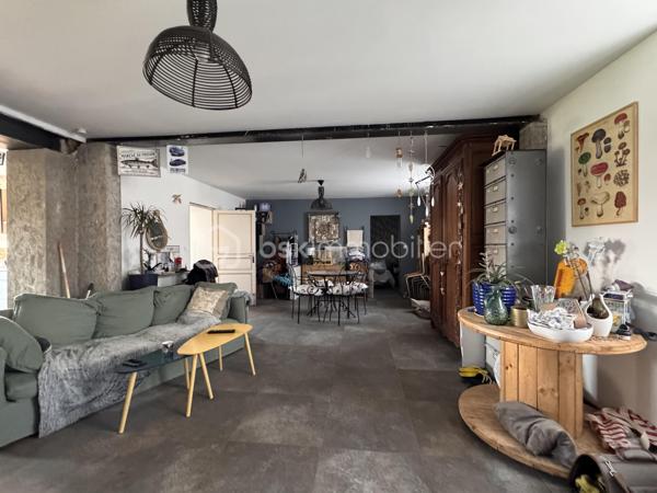 Je vous propose en exclusivité ce bien avec un grand terrain en plein centre ville. Située à 2 minutes à pied des commerces, une maison de 95 m² habitables sur un terrain clos et emmuré de 920 m².
Un bien rare en centre-ville alliant confort immédiat et fort potentiel d'agrandissement.
LE REZ-DE-CHAUSSÉE (Rénové)
• Entrée desservant un salon séjour lumineux avec poêle à pellets.
• Cuisine ouverte aménagée et équipée avec baie vitrée sur jardin.
• 2 chambres, salle d’eau avec WC.
• Huisseries : Double vitrage PVC.
L’ÉTAGE (À aménager)
• Surface supplémentaire prête à être investie. Possibilité de faire plusieurs chambres, salle de bain et wc
• Électricité, eau et évacuations déjà en place.
• Charpente saine, couverture à prévoir.
EXTÉRIEUR
• Terrain de 920 m² entièrement clos de murs.
• Dépendance sur le terrain.
• Assainissement : Tout-à-l’égout.
Travaux récents : isolation, fenêtres, poêle, cuisine (Cuisinella), salle d'eau, électricité, plomberie.
Un projet idéal pour finir de créer une grande maison familiale à votre image. La base est saine, les réseaux sont tirés à l'étage. 
Vous souhaitez visiter ? contactez moi au 06 79 65 81 27