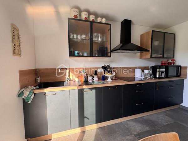 Je vous propose en exclusivité ce bien avec un grand terrain en plein centre ville. Située à 2 minutes à pied des commerces, une maison de 95 m² habitables sur un terrain clos et emmuré de 920 m².
Un bien rare en centre-ville alliant confort immédiat et fort potentiel d'agrandissement.
LE REZ-DE-CHAUSSÉE (Rénové)
• Entrée desservant un salon séjour lumineux avec poêle à pellets.
• Cuisine ouverte aménagée et équipée avec baie vitrée sur jardin.
• 2 chambres, salle d’eau avec WC.
• Huisseries : Double vitrage PVC.
L’ÉTAGE (À aménager)
• Surface supplémentaire prête à être investie. Possibilité de faire plusieurs chambres, salle de bain et wc
• Électricité, eau et évacuations déjà en place.
• Charpente saine, couverture à prévoir.
EXTÉRIEUR
• Terrain de 920 m² entièrement clos de murs.
• Dépendance sur le terrain.
• Assainissement : Tout-à-l’égout.
Travaux récents : isolation, fenêtres, poêle, cuisine (Cuisinella), salle d'eau, électricité, plomberie.
Un projet idéal pour finir de créer une grande maison familiale à votre image. La base est saine, les réseaux sont tirés à l'étage. 
Vous souhaitez visiter ? contactez moi au 06 79 65 81 27