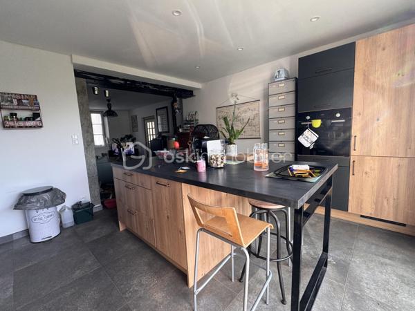 Je vous propose en exclusivité ce bien avec un grand terrain en plein centre ville. Située à 2 minutes à pied des commerces, une maison de 95 m² habitables sur un terrain clos et emmuré de 920 m².
Un bien rare en centre-ville alliant confort immédiat et fort potentiel d'agrandissement.
LE REZ-DE-CHAUSSÉE (Rénové)
• Entrée desservant un salon séjour lumineux avec poêle à pellets.
• Cuisine ouverte aménagée et équipée avec baie vitrée sur jardin.
• 2 chambres, salle d’eau avec WC.
• Huisseries : Double vitrage PVC.
L’ÉTAGE (À aménager)
• Surface supplémentaire prête à être investie. Possibilité de faire plusieurs chambres, salle de bain et wc
• Électricité, eau et évacuations déjà en place.
• Charpente saine, couverture à prévoir.
EXTÉRIEUR
• Terrain de 920 m² entièrement clos de murs.
• Dépendance sur le terrain.
• Assainissement : Tout-à-l’égout.
Travaux récents : isolation, fenêtres, poêle, cuisine (Cuisinella), salle d'eau, électricité, plomberie.
Un projet idéal pour finir de créer une grande maison familiale à votre image. La base est saine, les réseaux sont tirés à l'étage. 
Vous souhaitez visiter ? contactez moi au 06 79 65 81 27