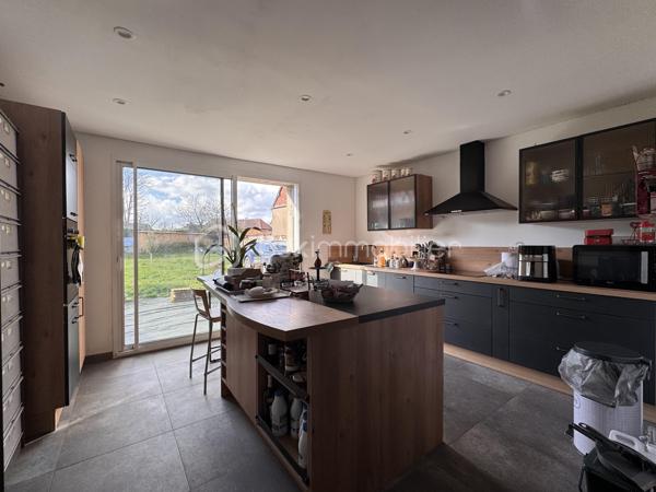 Je vous propose en exclusivité ce bien avec un grand terrain en plein centre ville. Située à 2 minutes à pied des commerces, une maison de 95 m² habitables sur un terrain clos et emmuré de 920 m².
Un bien rare en centre-ville alliant confort immédiat et fort potentiel d'agrandissement.
LE REZ-DE-CHAUSSÉE (Rénové)
• Entrée desservant un salon séjour lumineux avec poêle à pellets.
• Cuisine ouverte aménagée et équipée avec baie vitrée sur jardin.
• 2 chambres, salle d’eau avec WC.
• Huisseries : Double vitrage PVC.
L’ÉTAGE (À aménager)
• Surface supplémentaire prête à être investie. Possibilité de faire plusieurs chambres, salle de bain et wc
• Électricité, eau et évacuations déjà en place.
• Charpente saine, couverture à prévoir.
EXTÉRIEUR
• Terrain de 920 m² entièrement clos de murs.
• Dépendance sur le terrain.
• Assainissement : Tout-à-l’égout.
Travaux récents : isolation, fenêtres, poêle, cuisine (Cuisinella), salle d'eau, électricité, plomberie.
Un projet idéal pour finir de créer une grande maison familiale à votre image. La base est saine, les réseaux sont tirés à l'étage. 
Vous souhaitez visiter ? contactez moi au 06 79 65 81 27