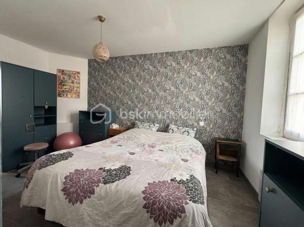 Je vous propose en exclusivité ce bien avec un grand terrain en plein centre ville. Située à 2 minutes à pied des commerces, une maison de 95 m² habitables sur un terrain clos et emmuré de 920 m².
Un bien rare en centre-ville alliant confort immédiat et fort potentiel d'agrandissement.
LE REZ-DE-CHAUSSÉE (Rénové)
• Entrée desservant un salon séjour lumineux avec poêle à pellets.
• Cuisine ouverte aménagée et équipée avec baie vitrée sur jardin.
• 2 chambres, salle d’eau avec WC.
• Huisseries : Double vitrage PVC.
L’ÉTAGE (À aménager)
• Surface supplémentaire prête à être investie. Possibilité de faire plusieurs chambres, salle de bain et wc
• Électricité, eau et évacuations déjà en place.
• Charpente saine, couverture à prévoir.
EXTÉRIEUR
• Terrain de 920 m² entièrement clos de murs.
• Dépendance sur le terrain.
• Assainissement : Tout-à-l’égout.
Travaux récents : isolation, fenêtres, poêle, cuisine (Cuisinella), salle d'eau, électricité, plomberie.
Un projet idéal pour finir de créer une grande maison familiale à votre image. La base est saine, les réseaux sont tirés à l'étage. 
Vous souhaitez visiter ? contactez moi au 06 79 65 81 27