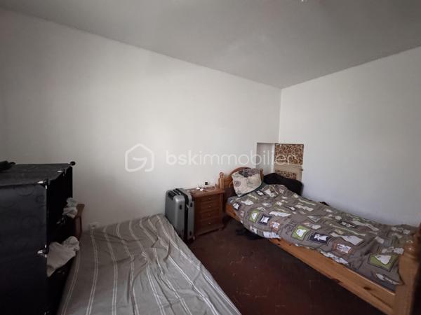Je vous propose en exclusivité ce bien avec un grand terrain en plein centre ville. Située à 2 minutes à pied des commerces, une maison de 95 m² habitables sur un terrain clos et emmuré de 920 m².
Un bien rare en centre-ville alliant confort immédiat et fort potentiel d'agrandissement.
LE REZ-DE-CHAUSSÉE (Rénové)
• Entrée desservant un salon séjour lumineux avec poêle à pellets.
• Cuisine ouverte aménagée et équipée avec baie vitrée sur jardin.
• 2 chambres, salle d’eau avec WC.
• Huisseries : Double vitrage PVC.
L’ÉTAGE (À aménager)
• Surface supplémentaire prête à être investie. Possibilité de faire plusieurs chambres, salle de bain et wc
• Électricité, eau et évacuations déjà en place.
• Charpente saine, couverture à prévoir.
EXTÉRIEUR
• Terrain de 920 m² entièrement clos de murs.
• Dépendance sur le terrain.
• Assainissement : Tout-à-l’égout.
Travaux récents : isolation, fenêtres, poêle, cuisine (Cuisinella), salle d'eau, électricité, plomberie.
Un projet idéal pour finir de créer une grande maison familiale à votre image. La base est saine, les réseaux sont tirés à l'étage. 
Vous souhaitez visiter ? contactez moi au 06 79 65 81 27