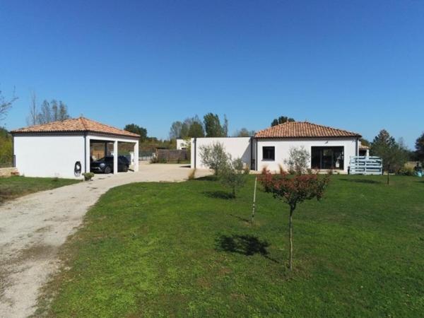 Maison plain pied, garage deux carports, vue dégagée