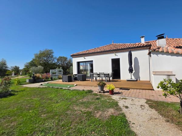 Maison plain pied, garage deux carports, vue dégagée