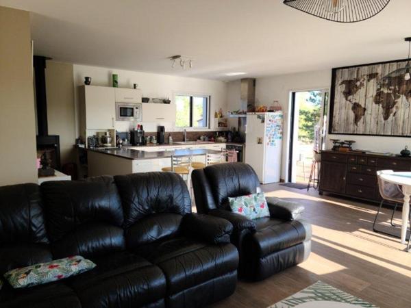 Maison plain pied, garage deux carports, vue dégagée