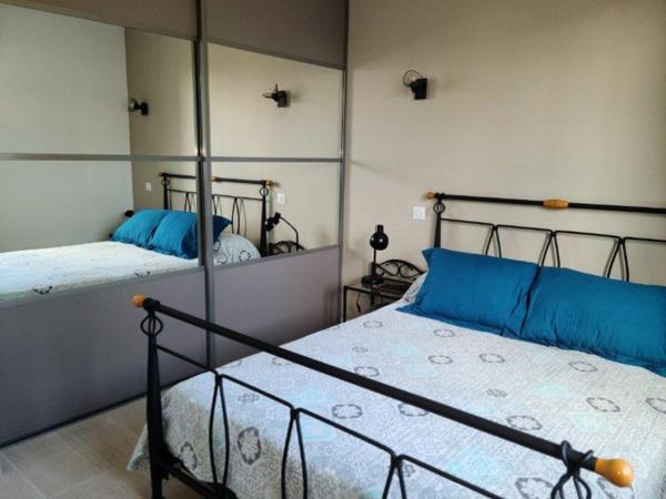 Maison plain pied, garage deux carports, vue dégagée