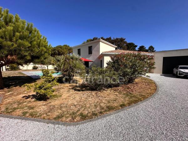 Maison à vendre 5 pièces LES MATHES (17) - Terrain de 1278m² - Piscine - Grand garage