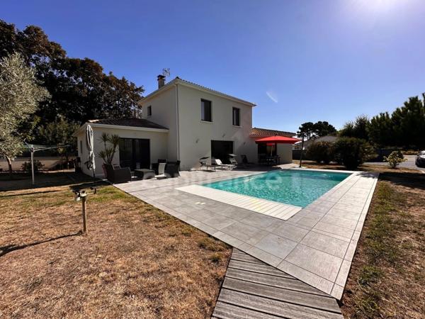 Maison à vendre 5 pièces LES MATHES (17) - Terrain de 1278m² - Piscine - Grand garage