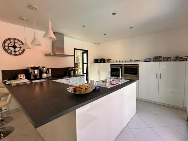 Maison à vendre 5 pièces LES MATHES (17) - Terrain de 1278m² - Piscine - Grand garage