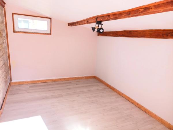 À vendre : Appartement avec 2 chambres, bureau et 2 terrasses privatives dans maison en pierre