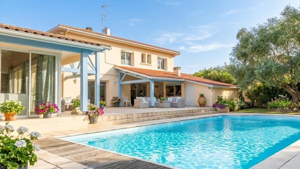 Maison avec piscine jardin et depandance