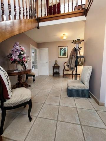 Maison avec piscine jardin et depandance