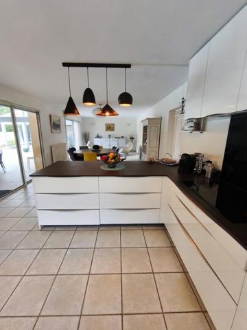 Maison avec piscine jardin et depandance