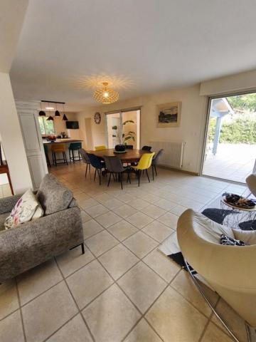 Maison avec piscine jardin et depandance