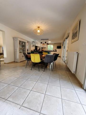 Maison avec piscine jardin et depandance