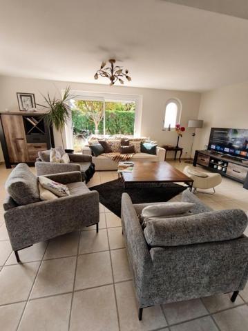 Maison avec piscine jardin et depandance