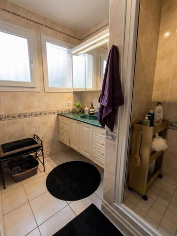 Maison avec piscine jardin et depandance