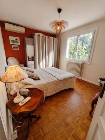 Maison avec piscine jardin et depandance