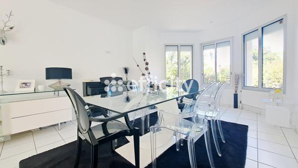 Maison
         6 pièces
        - 207 m² Bien prestige 890 000 € *