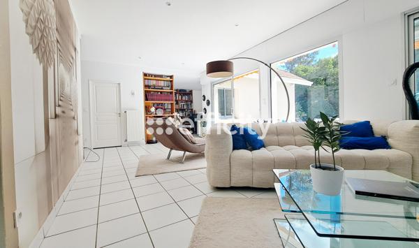 Maison
         6 pièces
        - 207 m² Bien prestige 890 000 € *