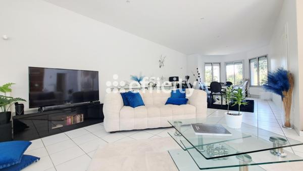 Maison
         6 pièces
        - 207 m² Bien prestige 890 000 € *