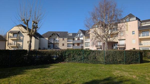 T2 Arzon 29.50 m² Les points forts : Proche commerces, port, plages, bourg Appartement à ARZON (56640) T2 ARZON-Tout à pied-Parking Au premier étage d'une résidence avec piscine, venez découvrir cet appartement de 29,50 m². Sa situation idéale entre le bourg et le port vous permet un accès rapide aux commerces, aux plages et aux sentiers côtiers, on oublie la voiture le temps d'un weekend ou durant les vacances !! Il comprend une entrée avec un placard, un séjour avec un coin cuisine équipée, une chambre, une salle de bain et un WC. Vous profiterez d'un balcon sans vis-à-vis, exposé sud ouest avec un aperçu sur un parc verdoyant. Le pied à terre idéal pour vous ressourcer et profiter pleinement de la presqu'île de Rhuys ou pour pour un investissement locatif saisonnier ou à l'année (secteur très recherché). Les + du bien et les commodités : - Place de parking - Piscine - Pharmacie, maison médicale, commerces, plages, port de plaisance à proximité immédiate - la gare TGV de Vannes ainsi que la voie rapide vers Vannes, Nantes, Lorient, Rennes se situent à environ 35 minutes - Desserte bus de la presqu'île de Rhuys à Vannes - Nombreuses pistes cyclables Pour plus d'informations ou pour organiser une visite, n'attendez plus !! Contactez notre agence : - 02 57 78 00 48 - contact@cabinet-a-g.fr