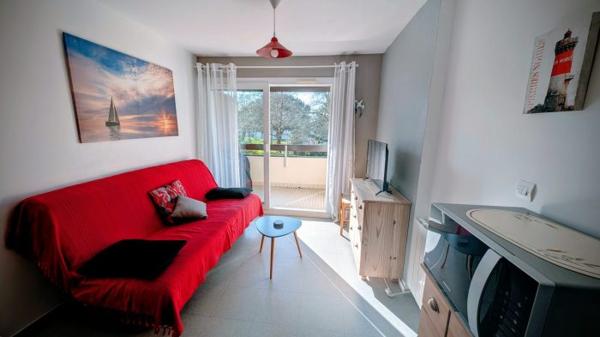 T2 Arzon 29.50 m² Les points forts : Proche commerces, port, plages, bourg Appartement à ARZON (56640) T2 ARZON-Tout à pied-Parking Au premier étage d'une résidence avec piscine, venez découvrir cet appartement de 29,50 m². Sa situation idéale entre le bourg et le port vous permet un accès rapide aux commerces, aux plages et aux sentiers côtiers, on oublie la voiture le temps d'un weekend ou durant les vacances !! Il comprend une entrée avec un placard, un séjour avec un coin cuisine équipée, une chambre, une salle de bain et un WC. Vous profiterez d'un balcon sans vis-à-vis, exposé sud ouest avec un aperçu sur un parc verdoyant. Le pied à terre idéal pour vous ressourcer et profiter pleinement de la presqu'île de Rhuys ou pour pour un investissement locatif saisonnier ou à l'année (secteur très recherché). Les + du bien et les commodités : - Place de parking - Piscine - Pharmacie, maison médicale, commerces, plages, port de plaisance à proximité immédiate - la gare TGV de Vannes ainsi que la voie rapide vers Vannes, Nantes, Lorient, Rennes se situent à environ 35 minutes - Desserte bus de la presqu'île de Rhuys à Vannes - Nombreuses pistes cyclables Pour plus d'informations ou pour organiser une visite, n'attendez plus !! Contactez notre agence : - 02 57 78 00 48 - contact@cabinet-a-g.fr