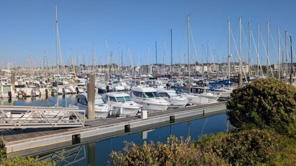 T2 Arzon 29.50 m² Les points forts : Proche commerces, port, plages, bourg Appartement à ARZON (56640) T2 ARZON-Tout à pied-Parking Au premier étage d'une résidence avec piscine, venez découvrir cet appartement de 29,50 m². Sa situation idéale entre le bourg et le port vous permet un accès rapide aux commerces, aux plages et aux sentiers côtiers, on oublie la voiture le temps d'un weekend ou durant les vacances !! Il comprend une entrée avec un placard, un séjour avec un coin cuisine équipée, une chambre, une salle de bain et un WC. Vous profiterez d'un balcon sans vis-à-vis, exposé sud ouest avec un aperçu sur un parc verdoyant. Le pied à terre idéal pour vous ressourcer et profiter pleinement de la presqu'île de Rhuys ou pour pour un investissement locatif saisonnier ou à l'année (secteur très recherché). Les + du bien et les commodités : - Place de parking - Piscine - Pharmacie, maison médicale, commerces, plages, port de plaisance à proximité immédiate - la gare TGV de Vannes ainsi que la voie rapide vers Vannes, Nantes, Lorient, Rennes se situent à environ 35 minutes - Desserte bus de la presqu'île de Rhuys à Vannes - Nombreuses pistes cyclables Pour plus d'informations ou pour organiser une visite, n'attendez plus !! Contactez notre agence : - 02 57 78 00 48 - contact@cabinet-a-g.fr