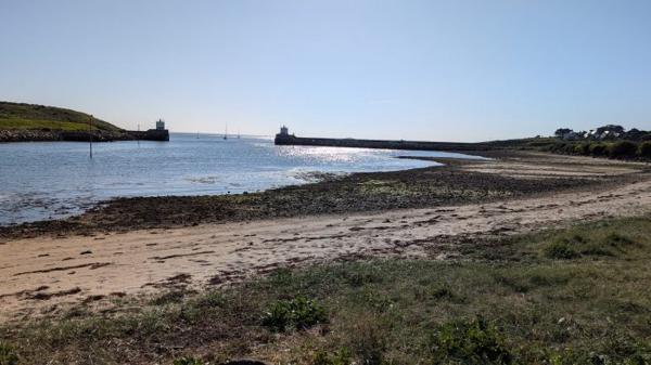 T2 Arzon 29.50 m² Les points forts : Proche commerces, port, plages, bourg Appartement à ARZON (56640) T2 ARZON-Tout à pied-Parking Au premier étage d'une résidence avec piscine, venez découvrir cet appartement de 29,50 m². Sa situation idéale entre le bourg et le port vous permet un accès rapide aux commerces, aux plages et aux sentiers côtiers, on oublie la voiture le temps d'un weekend ou durant les vacances !! Il comprend une entrée avec un placard, un séjour avec un coin cuisine équipée, une chambre, une salle de bain et un WC. Vous profiterez d'un balcon sans vis-à-vis, exposé sud ouest avec un aperçu sur un parc verdoyant. Le pied à terre idéal pour vous ressourcer et profiter pleinement de la presqu'île de Rhuys ou pour pour un investissement locatif saisonnier ou à l'année (secteur très recherché). Les + du bien et les commodités : - Place de parking - Piscine - Pharmacie, maison médicale, commerces, plages, port de plaisance à proximité immédiate - la gare TGV de Vannes ainsi que la voie rapide vers Vannes, Nantes, Lorient, Rennes se situent à environ 35 minutes - Desserte bus de la presqu'île de Rhuys à Vannes - Nombreuses pistes cyclables Pour plus d'informations ou pour organiser une visite, n'attendez plus !! Contactez notre agence : - 02 57 78 00 48 - contact@cabinet-a-g.fr