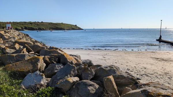 T2 Arzon 29.50 m² Les points forts : Proche commerces, port, plages, bourg Appartement à ARZON (56640) T2 ARZON-Tout à pied-Parking Au premier étage d'une résidence avec piscine, venez découvrir cet appartement de 29,50 m². Sa situation idéale entre le bourg et le port vous permet un accès rapide aux commerces, aux plages et aux sentiers côtiers, on oublie la voiture le temps d'un weekend ou durant les vacances !! Il comprend une entrée avec un placard, un séjour avec un coin cuisine équipée, une chambre, une salle de bain et un WC. Vous profiterez d'un balcon sans vis-à-vis, exposé sud ouest avec un aperçu sur un parc verdoyant. Le pied à terre idéal pour vous ressourcer et profiter pleinement de la presqu'île de Rhuys ou pour pour un investissement locatif saisonnier ou à l'année (secteur très recherché). Les + du bien et les commodités : - Place de parking - Piscine - Pharmacie, maison médicale, commerces, plages, port de plaisance à proximité immédiate - la gare TGV de Vannes ainsi que la voie rapide vers Vannes, Nantes, Lorient, Rennes se situent à environ 35 minutes - Desserte bus de la presqu'île de Rhuys à Vannes - Nombreuses pistes cyclables Pour plus d'informations ou pour organiser une visite, n'attendez plus !! Contactez notre agence : - 02 57 78 00 48 - contact@cabinet-a-g.fr