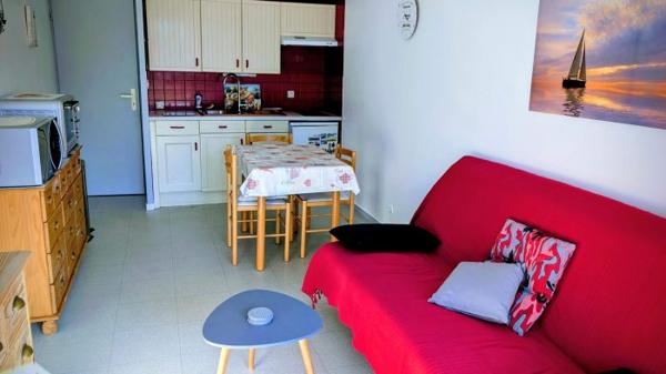 T2 Arzon 29.50 m² Les points forts : Proche commerces, port, plages, bourg Appartement à ARZON (56640) T2 ARZON-Tout à pied-Parking Au premier étage d'une résidence avec piscine, venez découvrir cet appartement de 29,50 m². Sa situation idéale entre le bourg et le port vous permet un accès rapide aux commerces, aux plages et aux sentiers côtiers, on oublie la voiture le temps d'un weekend ou durant les vacances !! Il comprend une entrée avec un placard, un séjour avec un coin cuisine équipée, une chambre, une salle de bain et un WC. Vous profiterez d'un balcon sans vis-à-vis, exposé sud ouest avec un aperçu sur un parc verdoyant. Le pied à terre idéal pour vous ressourcer et profiter pleinement de la presqu'île de Rhuys ou pour pour un investissement locatif saisonnier ou à l'année (secteur très recherché). Les + du bien et les commodités : - Place de parking - Piscine - Pharmacie, maison médicale, commerces, plages, port de plaisance à proximité immédiate - la gare TGV de Vannes ainsi que la voie rapide vers Vannes, Nantes, Lorient, Rennes se situent à environ 35 minutes - Desserte bus de la presqu'île de Rhuys à Vannes - Nombreuses pistes cyclables Pour plus d'informations ou pour organiser une visite, n'attendez plus !! Contactez notre agence : - 02 57 78 00 48 - contact@cabinet-a-g.fr