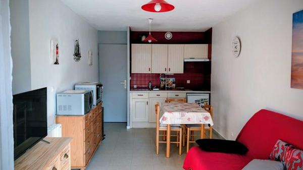 T2 Arzon 29.50 m² Les points forts : Proche commerces, port, plages, bourg Appartement à ARZON (56640) T2 ARZON-Tout à pied-Parking Au premier étage d'une résidence avec piscine, venez découvrir cet appartement de 29,50 m². Sa situation idéale entre le bourg et le port vous permet un accès rapide aux commerces, aux plages et aux sentiers côtiers, on oublie la voiture le temps d'un weekend ou durant les vacances !! Il comprend une entrée avec un placard, un séjour avec un coin cuisine équipée, une chambre, une salle de bain et un WC. Vous profiterez d'un balcon sans vis-à-vis, exposé sud ouest avec un aperçu sur un parc verdoyant. Le pied à terre idéal pour vous ressourcer et profiter pleinement de la presqu'île de Rhuys ou pour pour un investissement locatif saisonnier ou à l'année (secteur très recherché). Les + du bien et les commodités : - Place de parking - Piscine - Pharmacie, maison médicale, commerces, plages, port de plaisance à proximité immédiate - la gare TGV de Vannes ainsi que la voie rapide vers Vannes, Nantes, Lorient, Rennes se situent à environ 35 minutes - Desserte bus de la presqu'île de Rhuys à Vannes - Nombreuses pistes cyclables Pour plus d'informations ou pour organiser une visite, n'attendez plus !! Contactez notre agence : - 02 57 78 00 48 - contact@cabinet-a-g.fr